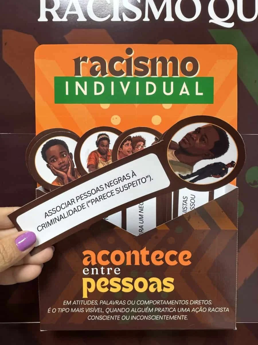 Painel Interativo Antirracista com Caixas Informativas - Image 8